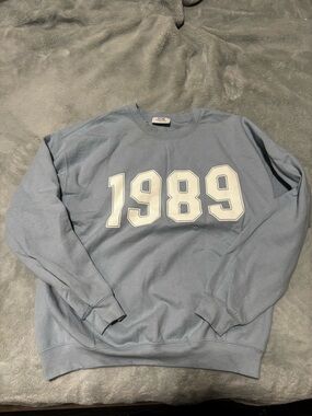 Light Blue Crewneck Sweatshirt with 1989 Graphic